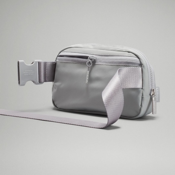 🤍 LULULEMON NWT Belt Bag - Silver Drop/Grey/White - Picture 4 of 7